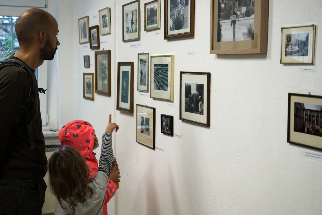 Besucher der Ausstellung 30 Jahre Mauerfall